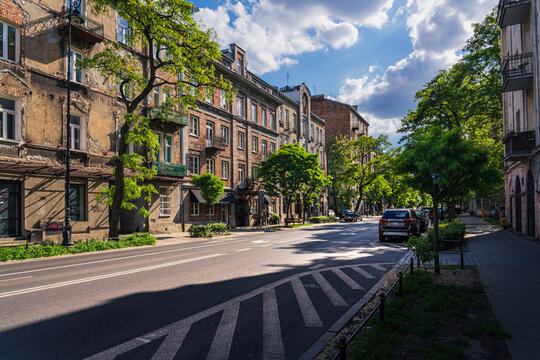 Uliczka w starej części warszawskiej Pragi. Zabytkowe stare kamienice w europejskim mieście
