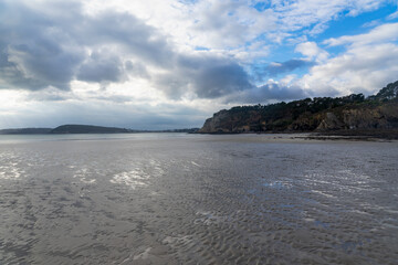 Plage sauvage de la presqu'île de Crozon, joyau breton baigné par la mer d'Iroise, avec sable...