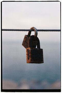 Hanging love locks