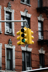 semáforo verde con edificio de fondo en New York