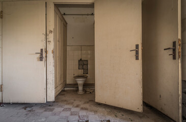 dirty toilets in a abandoned building
