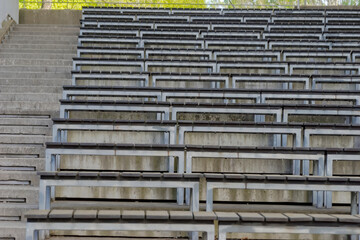 Trybuny z ławami drewnianymi (z elementami stalowymi) - na stadionie lub widowni w muszli koncertowej. Amfiteatr w plenerowej sali koncertowej z ławkami ze stali nierdzewnej i drewnianymi siedzeniami.