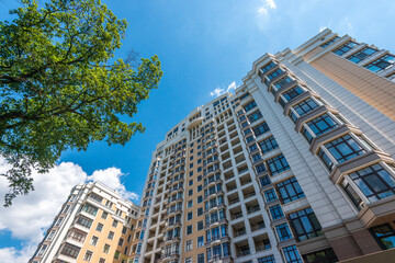 Obraz premium There is a captivating view of contemporary residential apartment buildings under a clear blue sky