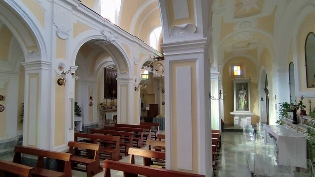 Nerano - Chiesa del Santissimo Salvatore dalla navata sinistra
