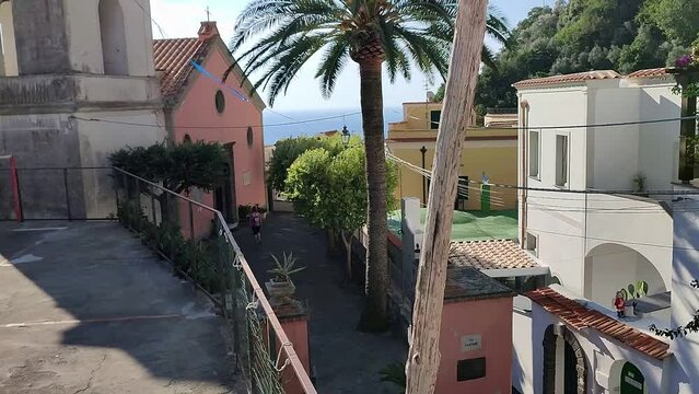 Nerano - Chiesa del Santissimo Salvatore dalla piazzetta del borgo