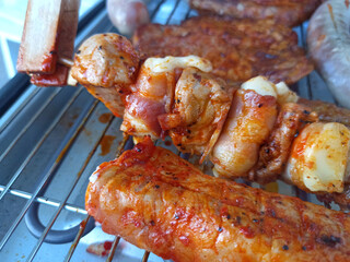 Grillgut auf einem Tischgrill im eigenen Garten.