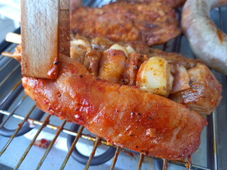 Grillgut auf einem Tischgrill im eigenen Garten.