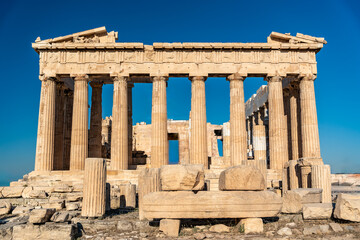 Obraz premium Parthenon, an ancient temple located on the Acropolis of Athens (Greece). It is a symbol of classical architecture, with Doric columns and a pediment adorned with sculptural details