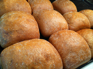 Broetchen in einer Baeckerei-Auslage.