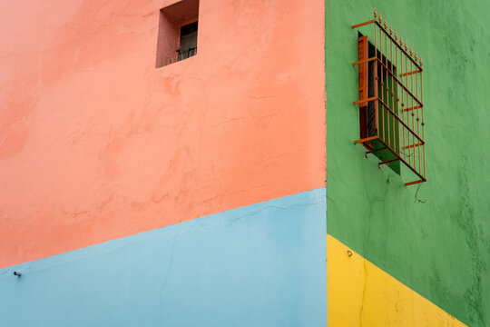 Paredes coloridas del paseo Caminito, del barrio La Boca de la Ciudad de Buenos Aires, Argentina