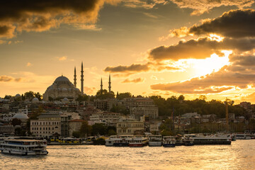 Fototapeta premium Amazing skyline of Istanbul at sunset with Suleymaniye Mosque, Turkey