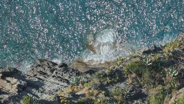 Sunlit Waves: Spectacular Seashore Views of Cinque Terre's Rugged Coastline
