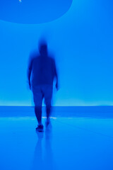 Hombre a contraluz en una luz de color intenso y brillante