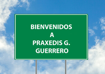 Siguiente salida Bienvenidos a praxedis g. guerrero una señal verde sobre fondo de cielo azul. Colección de señales de tráfico conceptuales