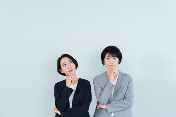 考え事をするビジネスウーマンのポートレート