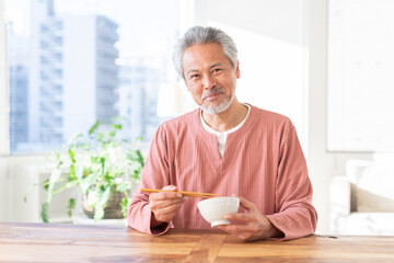 食事をするシニア男性