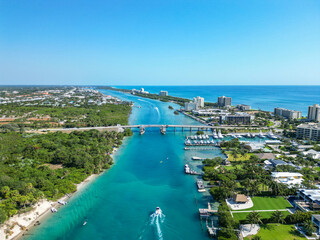 Boats in the intracoastal waterway on the barrier island of Jupiter Island in Palm Beach County, Florida © Ryan Tishken