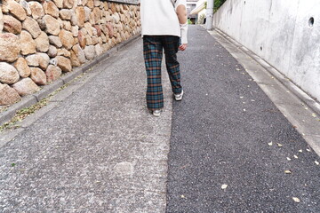 坂道を上る女性