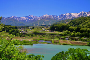 姫川と北アルプス（長野県・白馬村） © tk2001