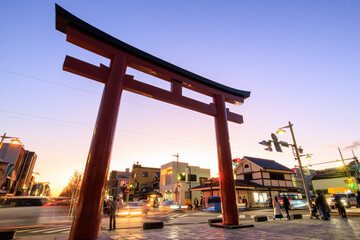 夕暮れの鶴岡八幡宮の大鳥居。...