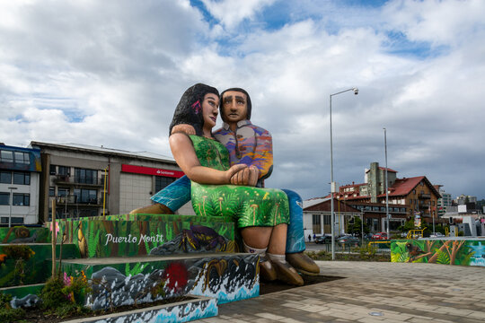 Sentados frente al mar, los enamorados de Puerto Montt, Chile (Restauraci&oacute;n y pintado a&ntilde;o 2023)
