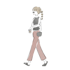 コーヒーを持って散歩する女性
