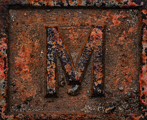 Rostiger Buchstabe M