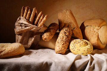Dal fornaio, still life con vari tipi di pane in primo piano