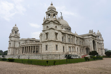 Obraz premium The Victoria Memorial in Kolkata, West Bengal, is a grand marble building built in memory of Queen Victoria, Kolkata, West Bengal, India