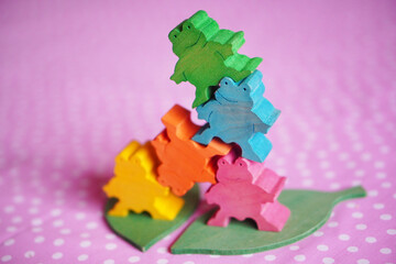 カラフルで可愛らしいかえるの積み木