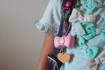 女の子のランドセルにつけていリボンの形の可愛らしい防犯ブザー