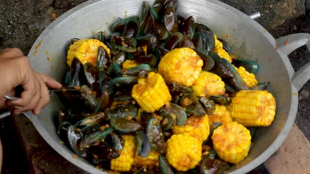 cook sauteed green mussels, Perna viridis.