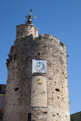 La tour de l'horloge de la ville d'Anduze dans le Gard