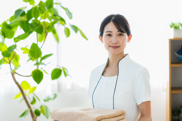 エステティシャンの若い女性