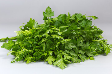 Obraz premium Heap of fresh parsley on a gray background, close-up