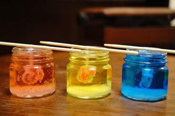 モールとホウ砂水を使ってきらきら宝石を作る実験