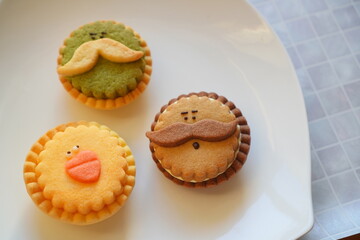 顔つきの可愛いタルトが三つ。