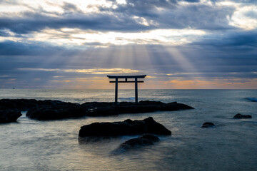 海辺の鳥居