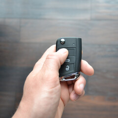 Kluczyk / pilot do auta samochodowy w dłoni