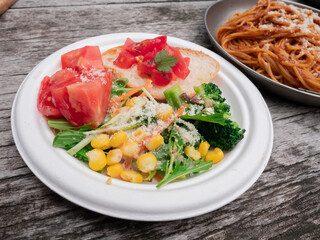 山やキャンプで食べるアウトドアごはん・山ごはん【カップサラダ】
