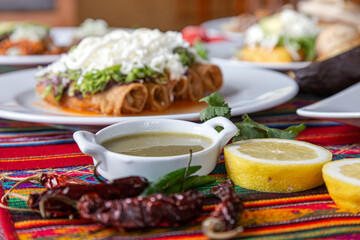 Comida Mexicana en mesa típica llena de colores.