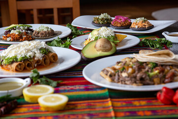 Comida Mexicana en mesa típica llena de colores.