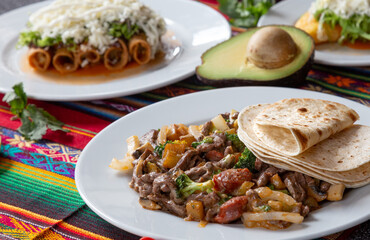 Comida Mexicana en mesa típica llena de colores.