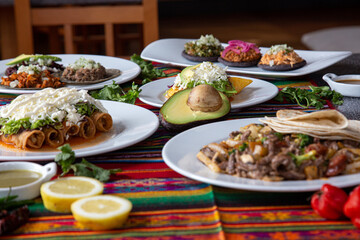 Comida Mexicana en mesa típica llena de colores.