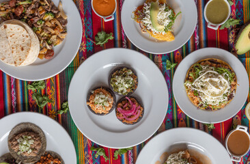 Comida Mexicana en mesa típica llena de colores.