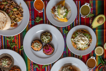 Comida Mexicana en mesa típica llena de colores.