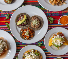 Comida Mexicana en mesa típica llena de colores.