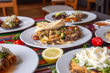 Comida Mexicana en mesa típica llena de colores.