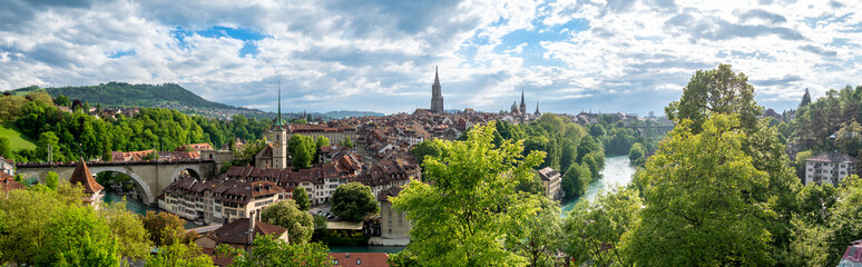 Bern, Schweiz: Panorama der schweizer Hauptstadt im Mai