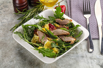 Salad with roasted duck and orange